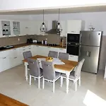 Stella With Heated Pool 포드고라