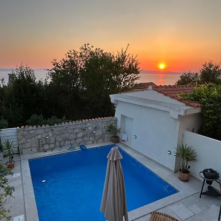 Stella With Heated Pool Villa