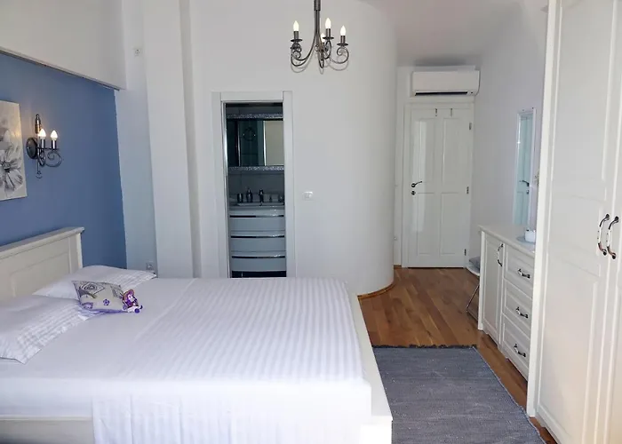 Stella With Heated Pool Villa *